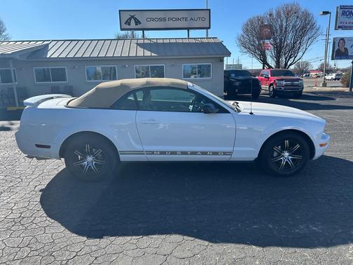 2005 Ford Mustang Deluxe