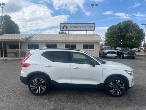 2024 Volvo XC40 PLUS