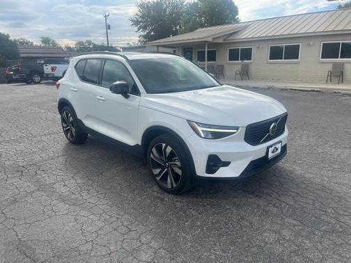 2024 Volvo XC40 PLUS