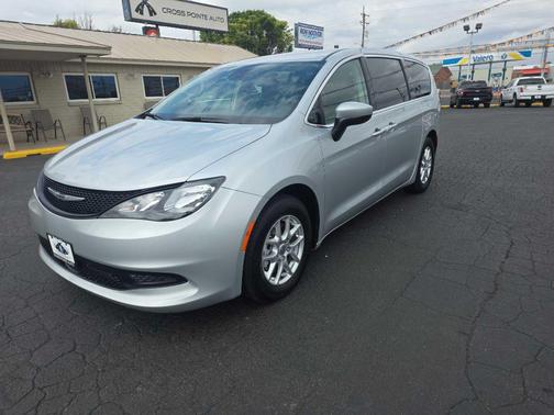 SILVER 2023 Chrysler Voyager LX