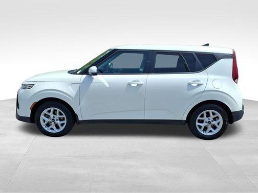 Snow White Pearl 2022 Kia Soul LX