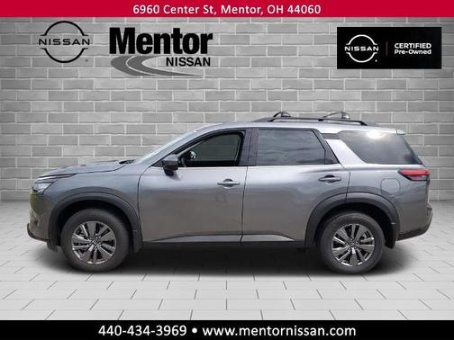 2025 Nissan Pathfinder SV