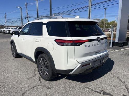 White 2023 Nissan Pathfinder SL