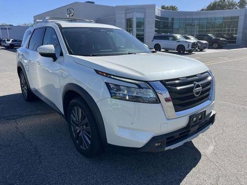 White 2023 Nissan Pathfinder SL