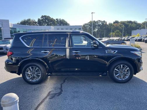 2022 INFINITI QX80 Luxe