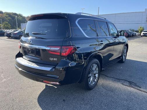 2022 INFINITI QX80 Luxe