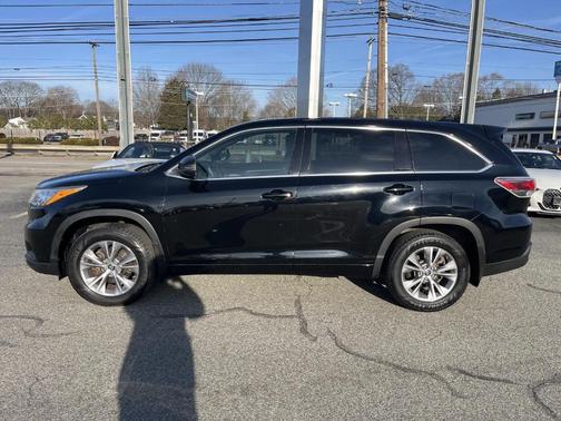 Midnight Black Metallic 2016 Toyota Highlander LE Plus