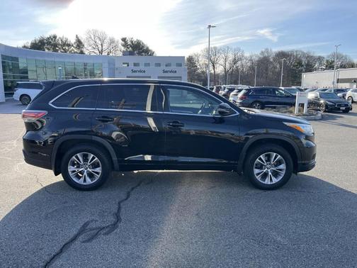 Midnight Black Metallic 2016 Toyota Highlander LE Plus