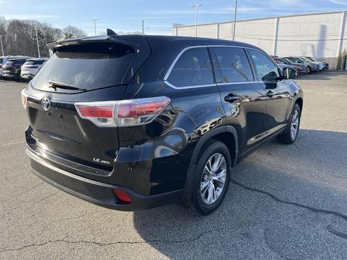 Midnight Black Metallic 2016 Toyota Highlander LE Plus