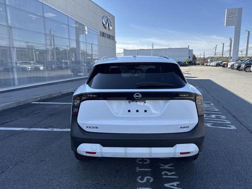 2025 Nissan Kicks SV