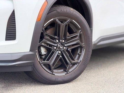 Rad Wht 2026 INFINITI QX60 SPT