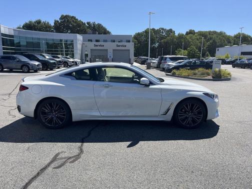 2022 INFINITI Q60 LUXE