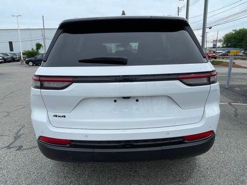 Bright White Clearcoat 2024 Jeep Grand Cherokee Laredo