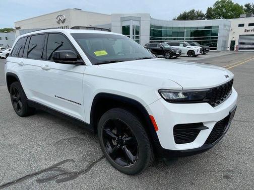 Bright White Clearcoat 2024 Jeep Grand Cherokee Laredo