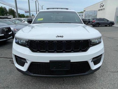 Bright White Clearcoat 2024 Jeep Grand Cherokee Laredo