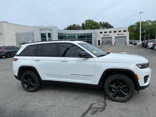 Bright White Clearcoat 2024 Jeep Grand Cherokee Laredo
