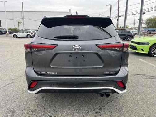 Magnetic Gray Metallic 2023 Toyota Highlander XSE
