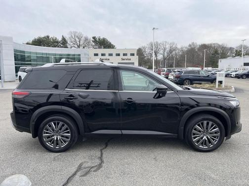 Black 2024 Nissan Pathfinder SL