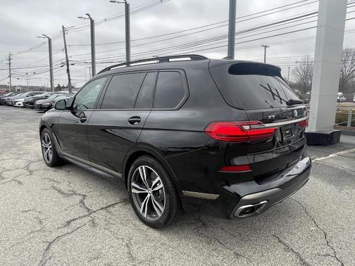 2022 BMW X7 M50i