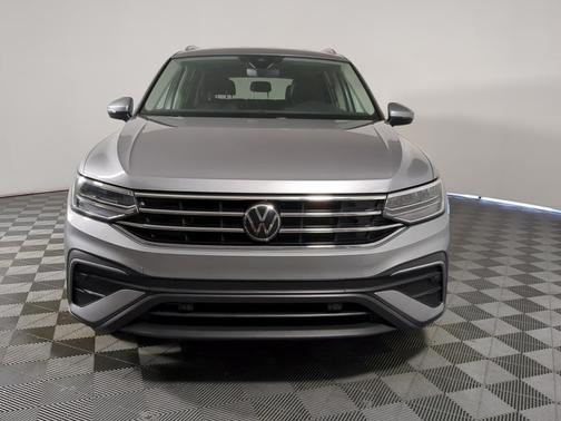 Pyrite Silver Metallic 2024 Volkswagen Tiguan 2.0T SE