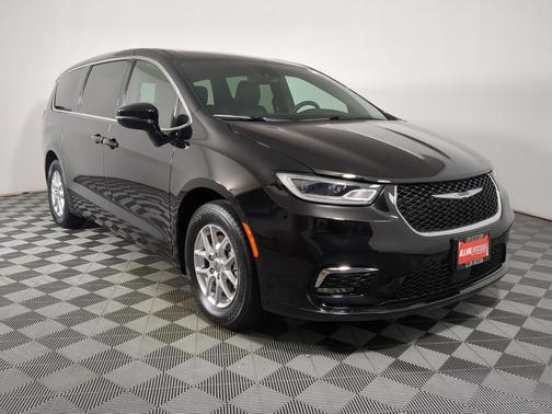 Diamond Black 2025 Chrysler Pacifica Select