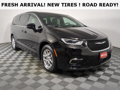 Diamond Black 2025 Chrysler Pacifica Select