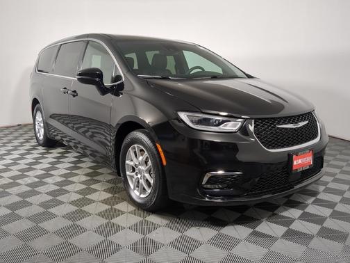 Diamond Black 2025 Chrysler Pacifica Select