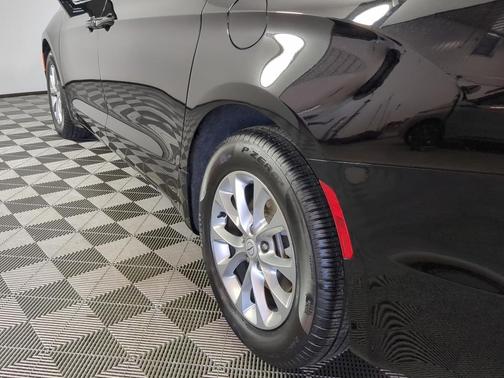 Diamond Black 2026 Chrysler Pacifica Limited