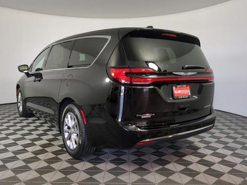 Diamond Black 2026 Chrysler Pacifica Limited