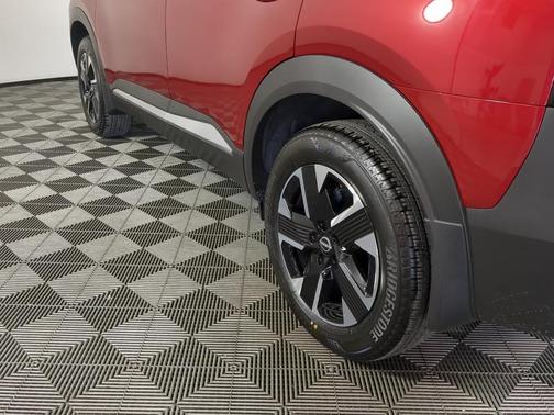 2t Red Blk Roof 2026 Nissan Kicks SV