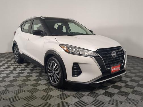 Aspen White / Super Black 2023 Nissan Kicks SV