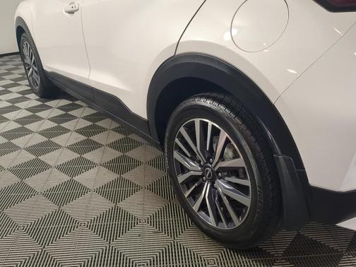 Aspen White / Super Black 2023 Nissan Kicks SV