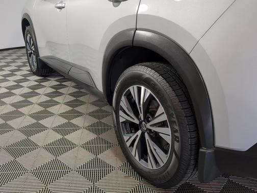 Brilliant Silver Metallic 2021 Nissan Rogue SV