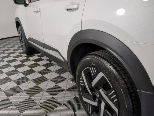 Aspen White Tricoat 2026 Nissan Kicks SV