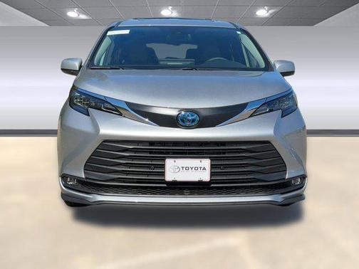 2025 Toyota Sienna XLE 8 Passenger