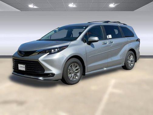 2025 Toyota Sienna XLE 8 Passenger