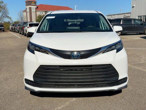 2024 Toyota Sienna LE
