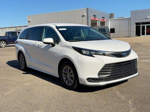 2024 Toyota Sienna LE
