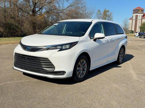 2024 Toyota Sienna LE