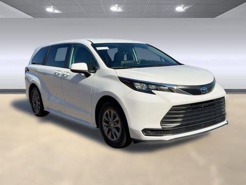 2024 Toyota Sienna LE