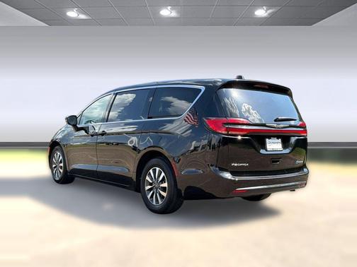 Diamond Black Crystal Pearlcoat 2024 Chrysler Pacifica Touring L