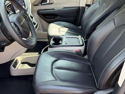 Diamond Black Crystal Pearlcoat 2024 Chrysler Pacifica Touring L