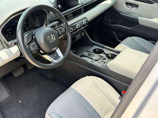 Lunar Silver Metallic 2025 Honda Pilot Elite