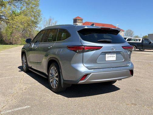2023 Toyota Highlander Platinum