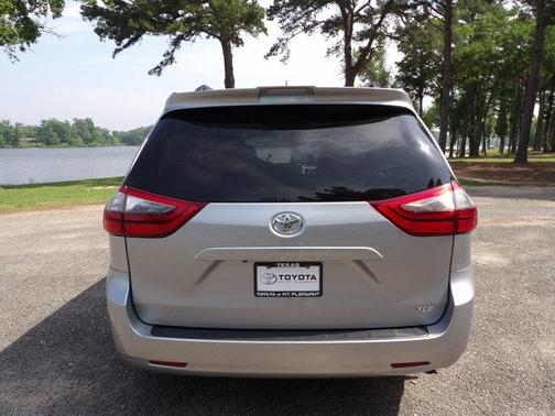 2020 Toyota Sienna XLE Premium