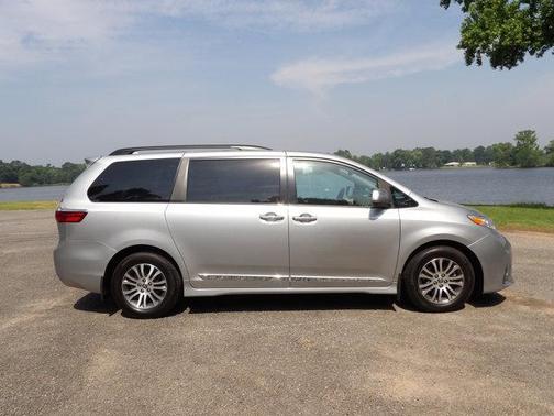 2020 Toyota Sienna XLE Premium