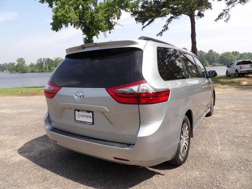2020 Toyota Sienna XLE Premium