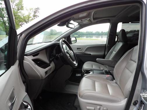 2020 Toyota Sienna XLE Premium