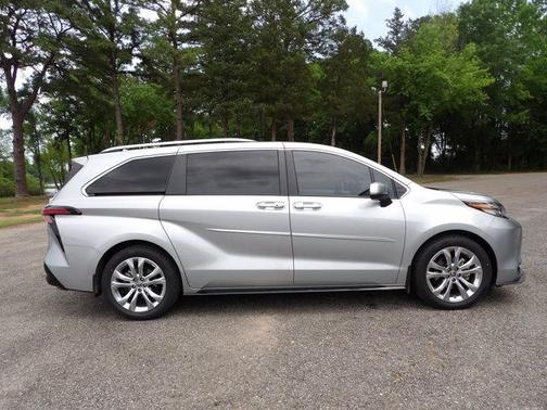 2022 Toyota Sienna Platinum 7 Passenger