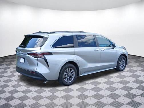 2024 Toyota Sienna XLE 8 Passenger